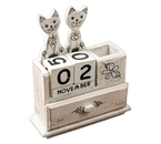 Благотворительный деревянный настольный календарь «Вечный», 22×18×6 см, «Пара кошек» (англ.яз.: месяцы) Благотворительный деревянный настольный календарь «Вечный», 22×18×6 см, «Пара кошек» (англ.яз.: месяцы)